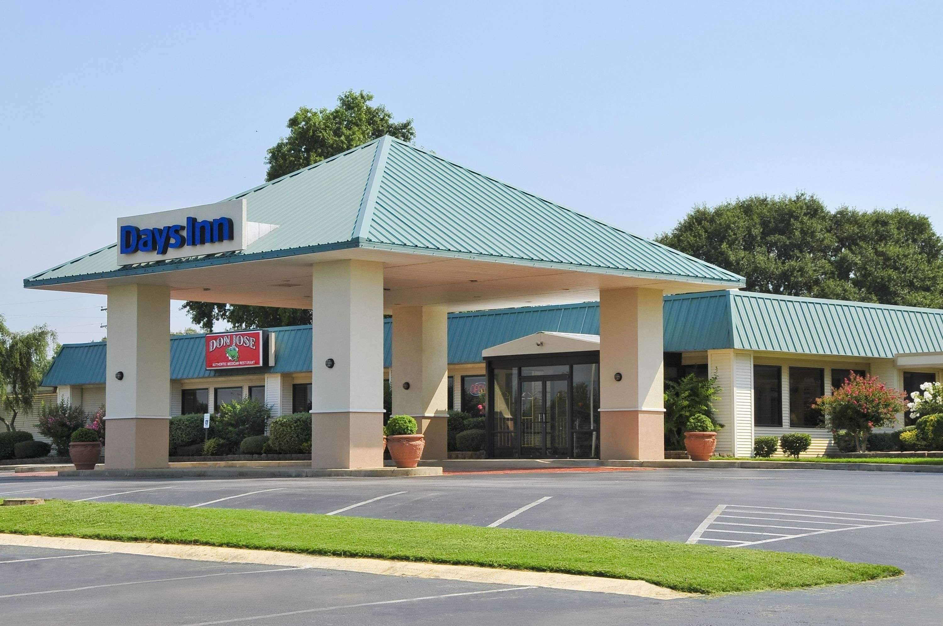 Days Inn By Wyndham Forrest City Exterior photo
