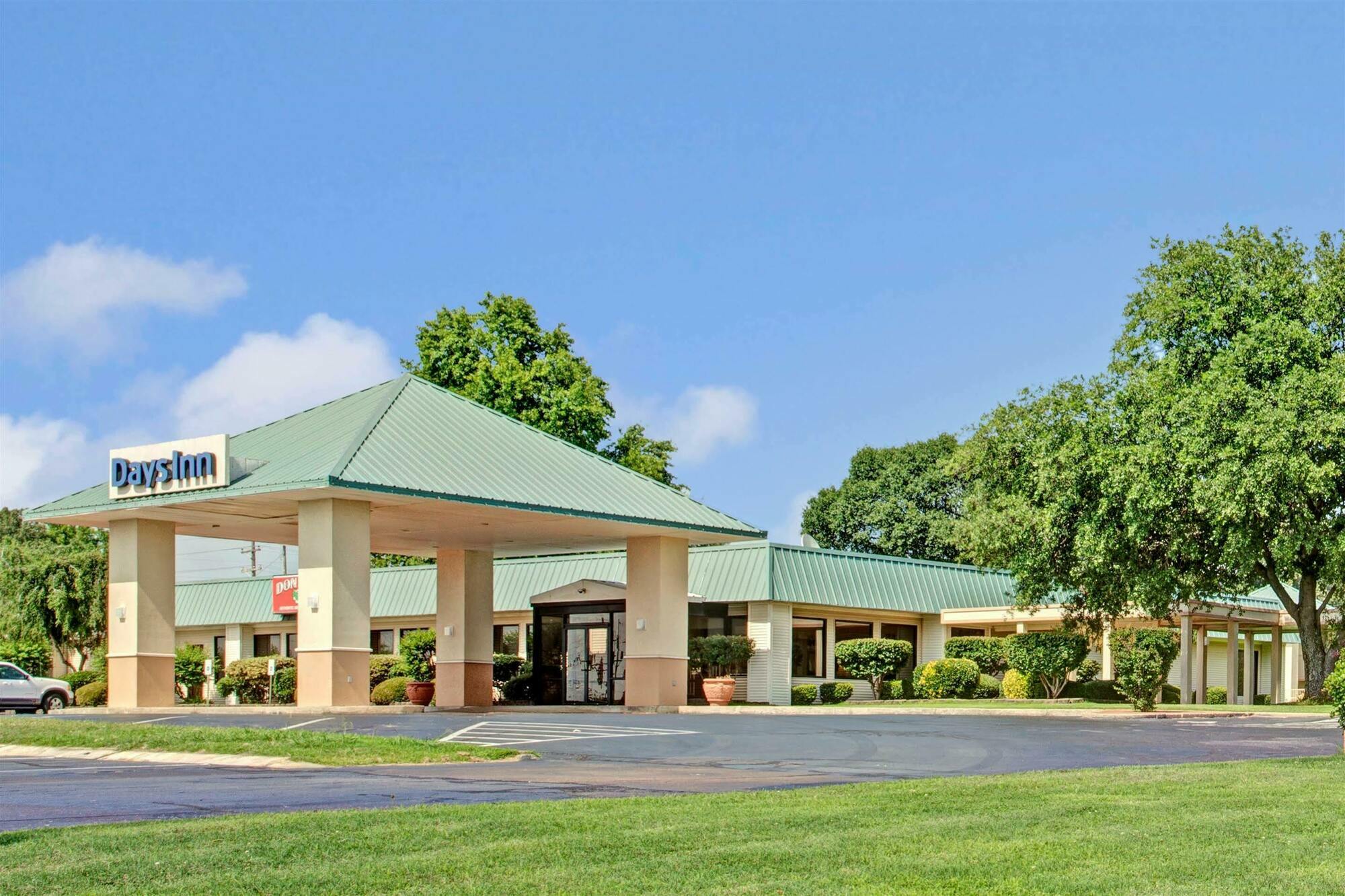 Days Inn By Wyndham Forrest City Exterior photo